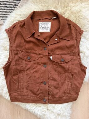 Levi’s women’s sleeveless denim Trucker-style vest